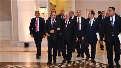 الرئيس السيسي يلتقي بنظيره الفلسطيني على هامش مؤتمر الاستجابة الإنسانية الطارئة في غزة