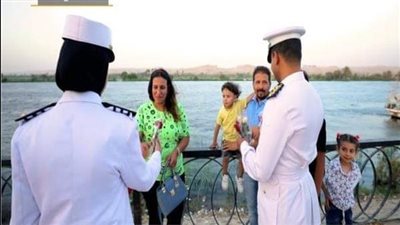 رجال الشرطة يشاركون المواطنين الاحتفال بعيد الأضحى.. فيديو