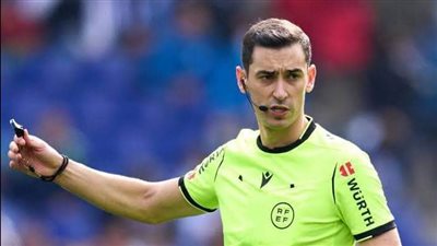 طاقم حكام إسباني بقيادة مونييز يقود قمة الأهلي والزمالك في الدوري