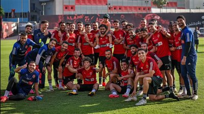 لاعبو الأهلي يستقبلون الطفل علي صاحب مرض ضمور العضلات.. صور