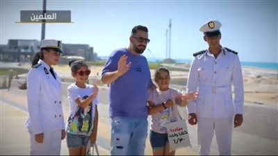 الداخلية توزع هدايا على المواطنين بمناسبة ذكرى 30 يونيو.. فيديو