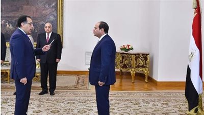 نص القسم الدستوري الذي يؤديه رئيس الحكومة والوزراء أمام الرئيس السيسي