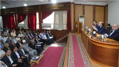 محافظ كفر الشيخ يعقد اجتماعًا مع القيادات التنفيذية ويشيد بالتواجد الميدانى