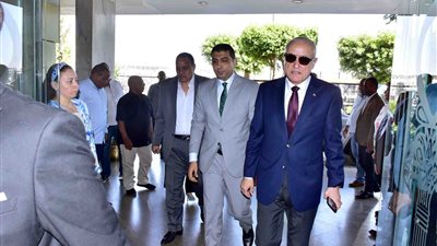 محافظ الأقصر يناقش سير أعمال التعليم وكثافة الطلاب بالفصول