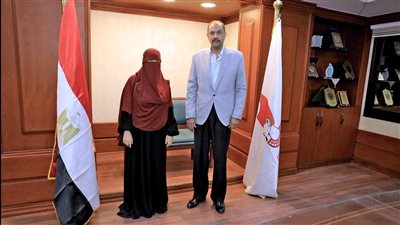 محافظ سوهاج يستقبل طبيبة المراغة بمكتبه معتذرًا: «حديثي معكِ كان من أب إلى ابنته»