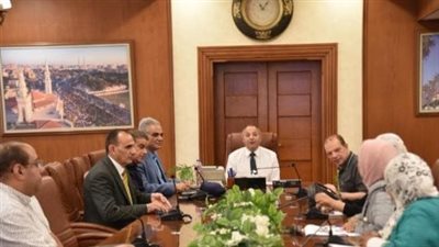 محافظ بورسعيد يستعرض منظومة العمل داخل المركز التكنولوجى لتراخيص المحال