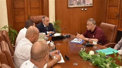 محافظ بورسعيد يلتقي عددًا من سائقي الأجرة ويؤكد على استمرار حملات المواقف العشوائية