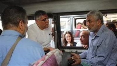 محافظ الجيزة يستمع لشكاوى المواطنين من داخل سيارة ميكروباص
