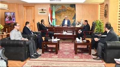 محافظ الفيوم يبحث مع وفد هيئة الاستثمار سبل التعاون المشترك
