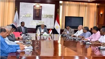 محافظ الأقصر يناقش موقف مشروعات حياة كريمة بقرى مركزى إسنا وأرمنت