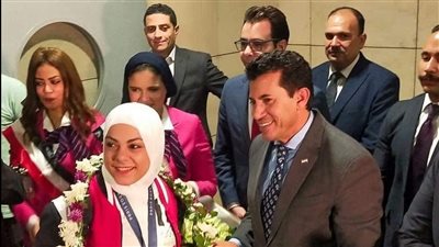 وزير الرياضة يستقبل أحمد الجندي وسارة سمير بمطار القاهرة