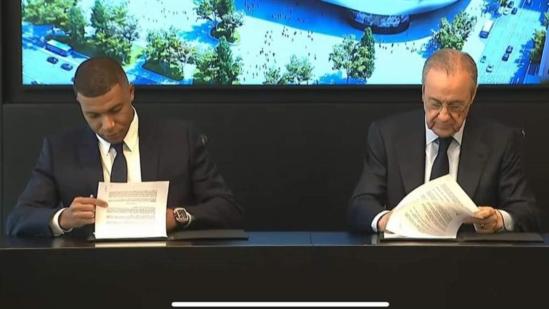 جانب من توقيع العقود