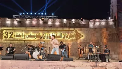 حمزة نمرة يفتتح حفله في مهرجان القلعة بأغنية رايق