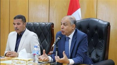 محافظ المنيا يعقد اجتماعًا موسعًا لمتابعة مشروعات “حياة كريمة”