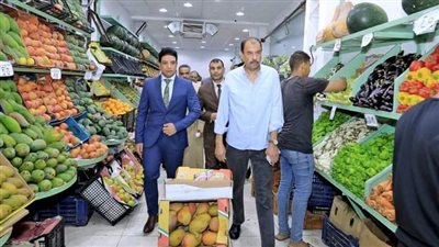 محافظ سوهاج يتفقد منافذ بيع الخضراوات والفاكهة ويشدد على فرض الانضباط بالشوارع