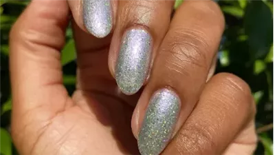 إطلالة سواريه.. الأظافر الفضية موضة الصيف في 2024