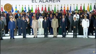 الرئيس السيسي يلتقط صورة تذكارية مع المشاركين بمعرض مصر الدولي الأول للطيران والفضاء