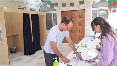 الناخبون الجزائريون يتوافدون على مراكز الاقتراع