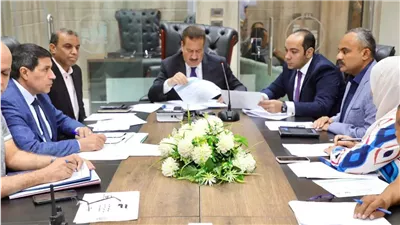 محافظ المنوفية يناقش موقف ملفات تقنين الأراضى والتصالح والمشروعات الخدمية