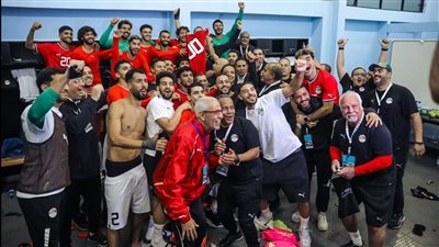 منتخب مصر يحتفل بوصول محمد صلاح للمباراة رقم 100 مع الفراعنة.. صور