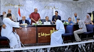 محافظ سوهاج يستقبل المواطنين بمكتبه ويوجه بفحص طلباتهم وشكواهم