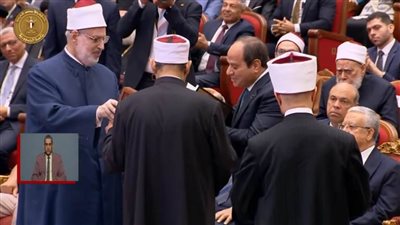 شيخ الأزهر يهدى الرئيس السيسي النسخة الأولى من ترجمة معانى القرآن للإنجليزية