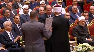 وزير الأوقاف يهدي الرئيس السيسي 