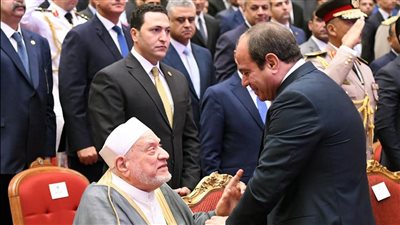 الرئيس السيسي يقبل رأس الدكتور أحمد عمر هاشم خلال احتفالية المولد النبوي.. فيديو