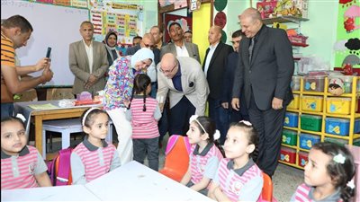 محافظ بنى سويف يتفقد انتظام العملية التعليمية مع بداية العام الدراسى.. صور