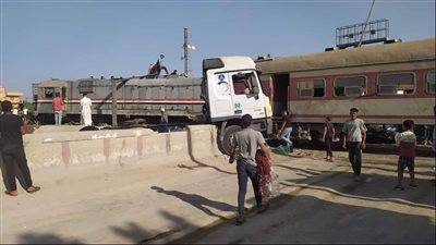 تصادم قطار الإسكندرية بـ 3 سيارات ووقوع ضحايا ومصابين.. صور