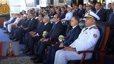 طلاب أكاديمية الشرطة يقدمون عروضا بأجسادهم أمام الرئيس السيسي