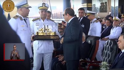 رئيس أكاديمية الشرطة يقدم هدية تذكارية للرئيس السيسي.. فيديو