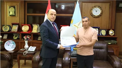 محافظ كفر الشيخ يكرم إدارة الاتصال السياسي لتميزهم في عملهم... صور