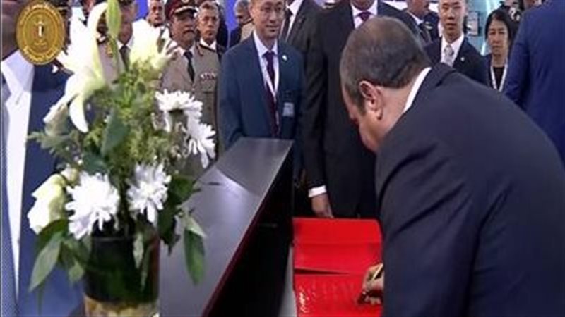 جانب من التوقيع
