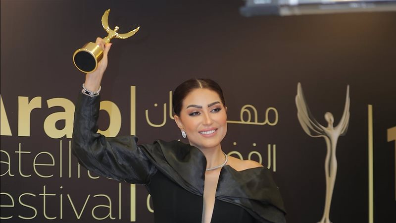 الفنانة وفاء عامر