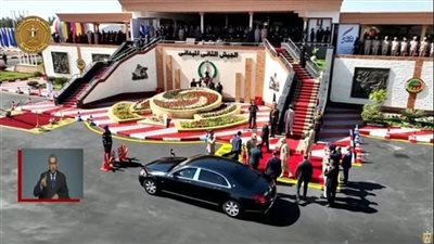 الرئيس السيسي يصل مقر تفتيش حرب الفرقة السادسة المدرعة بالجيش الثانى الميدانى