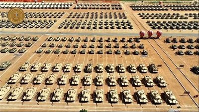 اصطفاف مَهيب للفرقة السادسة المدرعة بالجيش الثاني الميداني بحضور الرئيس السيسي.. صور