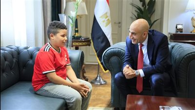 وزير التعليم يستقبل الطالب علي حمادة بائع السبح بالمترو.. ويوجه بإعفائه من المصروفات الدراسية