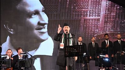 الفنان التونسي لطفي بوشناق يغني بـ«الكوفية الفلسطينية» في افتتاح الدور الـ32 لمهرجان الموسيقى العربية