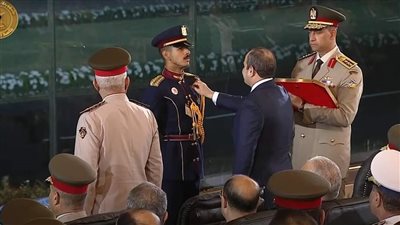 الرئيس السيسي يمنح الأنواط لأوائل خريجى الأكاديمية والكليات العسكرية 2024.. صور 