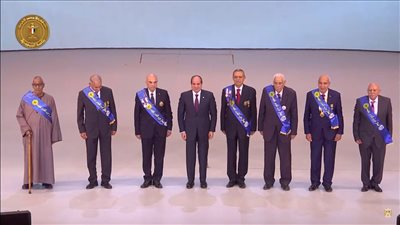 الرئيس السيسي يتوسط صورة تذكارية مع أبطال حرب أكتوبر بالندوة التثقيفية