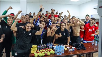 لاعبو منتخب مصر يحتفلون بالتأهل لأمم أفريقيا داخل غرفة الملابس