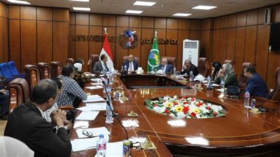 محافظ المنيا يبحث خطة دعم الاستثمار وتذليل العقبات أمام المستثمرين