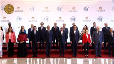 الرئيس السيسي يتوسط صورة تذكارية مع المشاركين فى المؤتمر العالمى للسكان