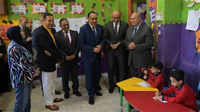 رئيس الوزراء يستكمل جولاته الميدانية بزيارة عدد من المدارس بكرداسة لمتابعة انتظام سير العملية التعليمية