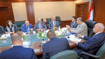 محافظ سوهاج يعقد اجتماعًا مع أعضاء مجلس الشيوخ لمناقشة المشروعات التنموية