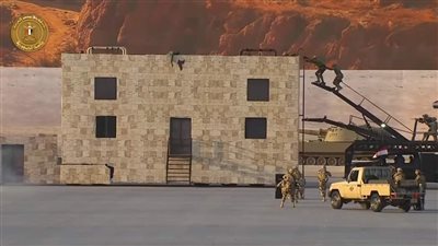 الرئيس السيسي وبن زايد يشهدان عرض قوات الصاعقة بحفل تخرج الكليات العسكرية