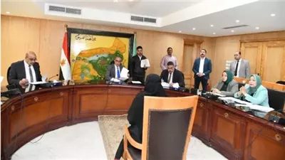 محافظ الفيوم يوجه بتوفير معاش لعدد من الأسر الأولى بالرعاية