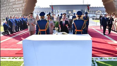 الرئيس السيسي يضع إكليلًا من الزهور على قبر الزعيم الراحل محمد أنور السادات