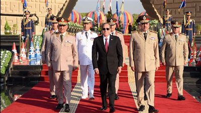 الرئيس السيسي يضع إكليلًا من الزهور على النصب التذكارى للجندى المجهول